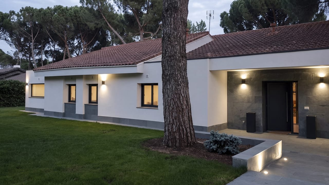 Ampliación y reforma de vivienda en Villanueva de la Cañada — imagen 1 de 5