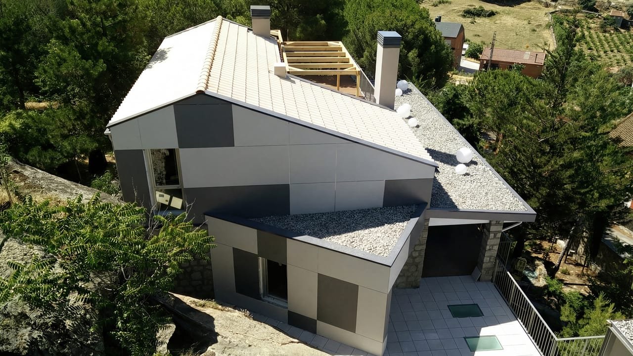 Ampliación y reforma de antigua vivienda en San Bartolomé de Pinares — imagen 1 de 9